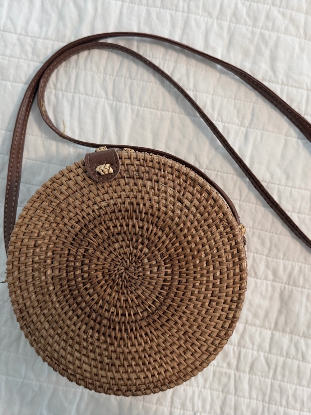 Round Woven Straw Crossbody Bag in Brown